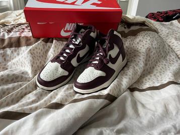 Nike Dunk High Burgundy Crush - 38,5 beschikbaar voor biedingen