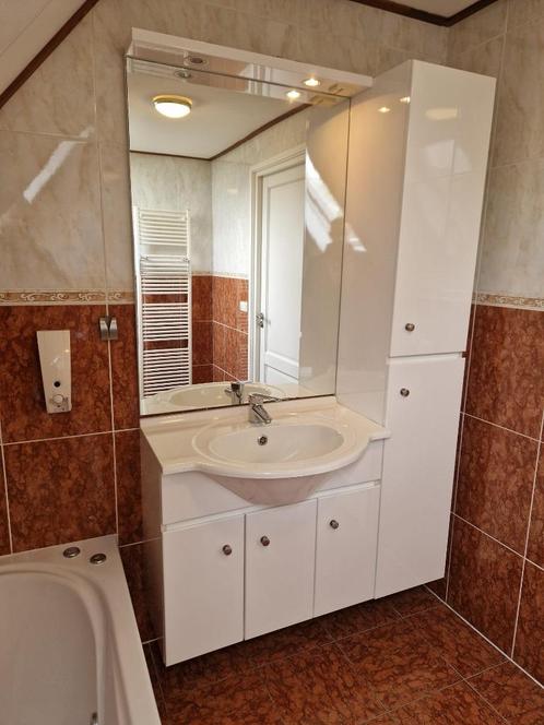 Zeer nette badkamer meubels, WC's, douche,  bad, radiatoren, Huis en Inrichting, Badkamer | Badkamermeubels, Gebruikt, Overige typen