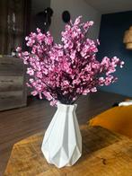 Vaas met roze kunstbloemen, Huis en Inrichting, Woonaccessoires | Vazen, Ophalen, Kunststof, Wit, Zo goed als nieuw