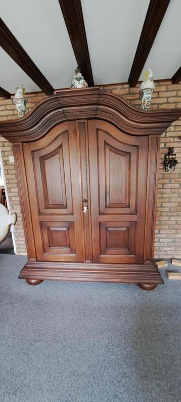 staande donker eiken kast beschikbaar voor biedingen