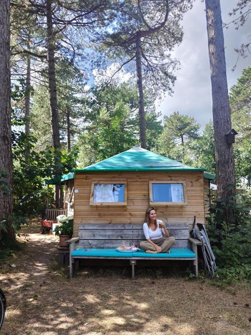 Huisje te koop camping Bakkum met plek!, Vakantie, Campings, Aan zee, In bos, Speeltuin