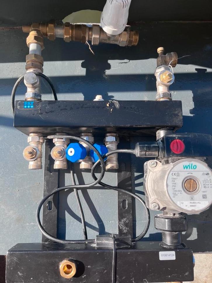 Twee vloerverwarmingverdelers 4/5 groepen, Doe-het-zelf en Verbouw, Verwarming en Radiatoren, Gebruikt, Overige typen, Minder dan 200 watt