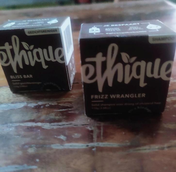 2 Ethique Shampoo Bars - Frizz Wrangler, Sieraden, Tassen en Uiterlijk, Uiterlijk | Lichaamsverzorging, Nieuw, Bad & Douche, Ophalen of Verzenden