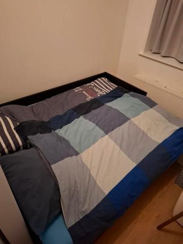 Eenpersoonsbed met logeerbed beschikbaar voor biedingen