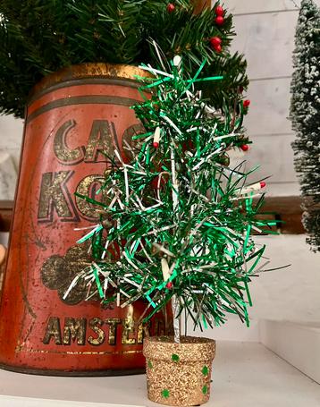 Vintage oud klein kerstboompje beschikbaar voor biedingen