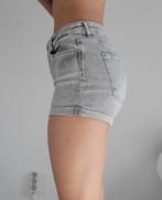 Korte lichtgrijze broek - Maat S, Kleding | Dames, Spijkerbroeken en Jeans, Ophalen of Verzenden, Zo goed als nieuw, Grijs, W27 (confectie 34) of kleiner