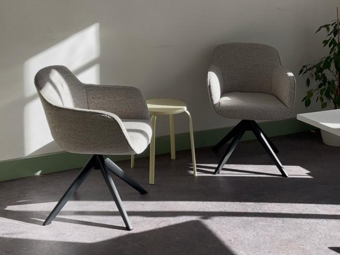 Kuipstoel Comiso Grijs 2x, Huis en Inrichting, Stoelen, Zo goed als nieuw, Twee, Metaal, Stof, Grijs, Ophalen