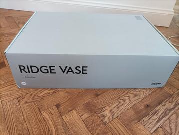Ridge Vase beschikbaar voor biedingen