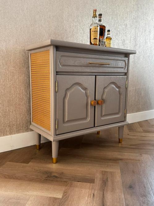 Greige webbing dressoir, Huis en Inrichting, Kasten | Dressoirs, Zo goed als nieuw, 50 tot 100 cm, 25 tot 50 cm, Met lade(s), Met deur(en)