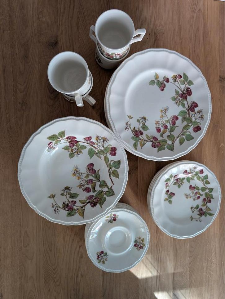 Wedgwood Raspberry Servies, Huis en Inrichting, Keuken | Servies, Gebruikt, Kop(pen) en/of Schotel(s), Wedgwood, Porselein, Ophalen