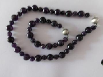 Mooi setje met halsketting en armband van donkere Amethist beschikbaar voor biedingen