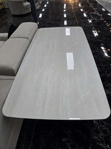 Luxe eettafel met marmerlook blad beschikbaar voor biedingen