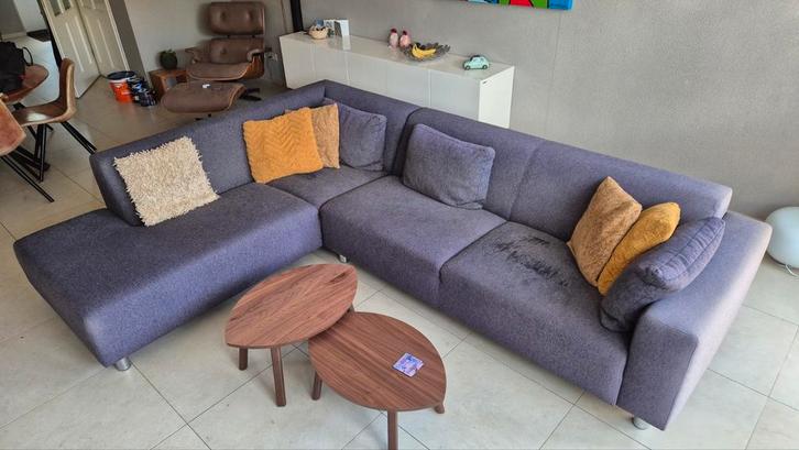 Grijsblauwe hoekbank met gebruikssporen, Huis en Inrichting, Banken | Bankstellen, Gebruikt, Hoekbank, Vierpersoons of meer, 300 cm of meer