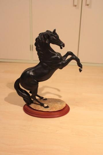 Prachtig beeld van een steigerend paard. beschikbaar voor biedingen