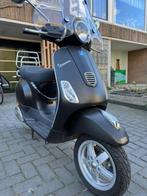 Vespa 2014 (8590 km), Fietsen en Brommers, Ophalen, Zo goed als nieuw