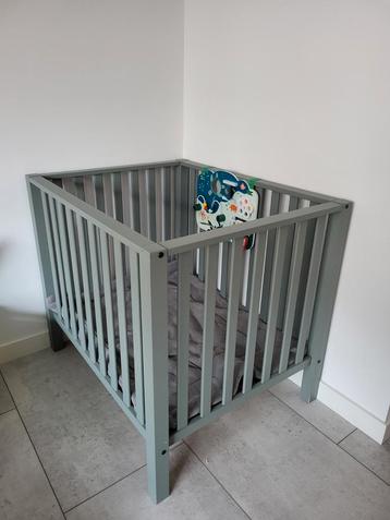 Kinderbox zeegroen incl. Boxkleed Jollijn& activiteitenbord beschikbaar voor biedingen