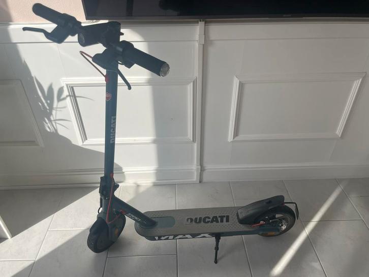 Ducati Elektrische Step - April 2025 - Bon aanwezig!, Fietsen en Brommers, Steps, Zo goed als nieuw, Elektrische step (E-scooter)