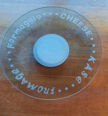 Groot glazen draaiend kaasplateau. beschikbaar voor biedingen