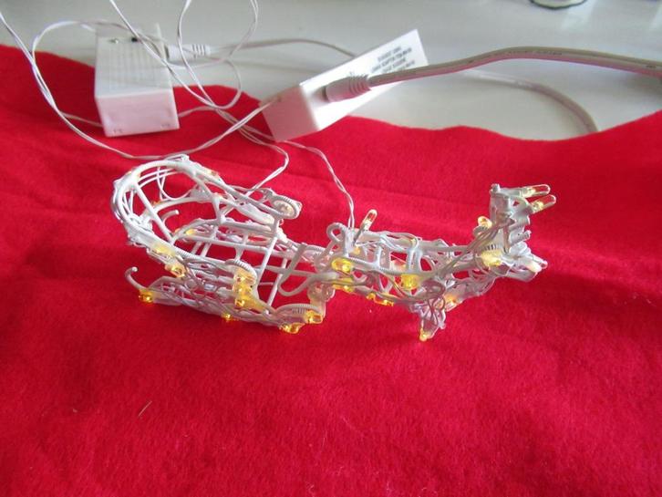 Lemax Arreslee met hertje en 2 kastjes met verlichting, Diversen, Kerst, Zo goed als nieuw, Ophalen