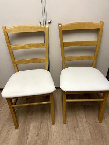 2 eettafelstoelen – hout met wit kunstleer beschikbaar voor biedingen