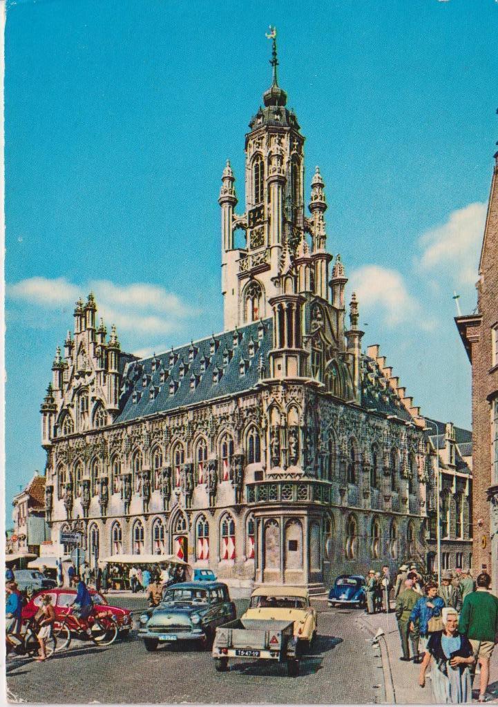 Middelburg, Stadhuis met auto's oa DKW, Verzamelen, Ansichtkaarten | Nederland, Gelopen, Zeeland, 1960 tot 1980, Ophalen of Verzenden