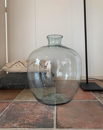 Prachtige grote glazen fles beschikbaar voor biedingen