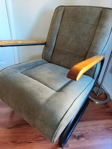 Vintage fauteuil met houten armleuningen beschikbaar voor biedingen
