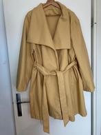 Jas lang open herfst licht mosterdgeel zakjes riem mt. 50-52, Geel, Maat 46/48 (XL) of groter, Nieuw, Ophalen of Verzenden