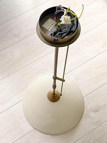 Koperen hanglamp met kap van melkglas beschikbaar voor biedingen