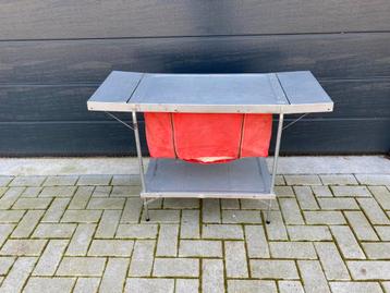 Vintage aluminum campingkastje. Tafeltje beschikbaar voor biedingen