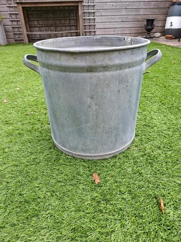 Vintage Zinken Emmer met Handvatten beschikbaar voor biedingen