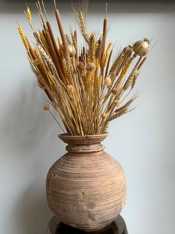 Robuust houten kruik met droogbloemen beschikbaar voor biedingen