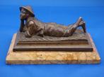 Bronzen beeldje, in het gras liggend jongetje/herdertje, Antiek en Kunst, Curiosa en Brocante, Ophalen