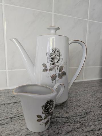 Mooie Porseleinen Koffiekan en melkkannetje beschikbaar voor biedingen