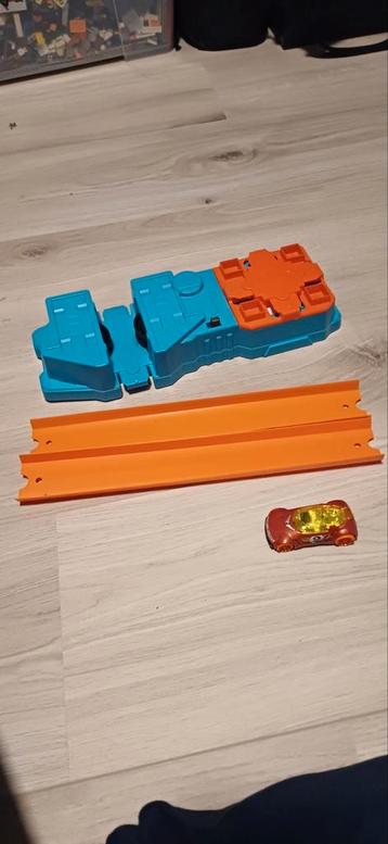 Hot Wheels Versneller + Auto beschikbaar voor biedingen