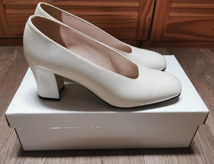 Parelmoerkleurige trouwschoen met stevige hak maat 38,5, Kleding | Dames, Trouwkleding en Trouwaccessoires, Zo goed als nieuw