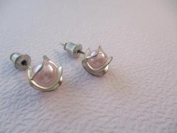 Zilverkleur oorbellen licht roze parel + zilverkleur boogjes beschikbaar voor biedingen