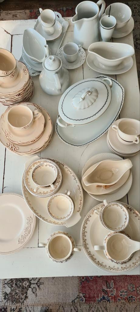 Partij serviesgoed oud en nieuw wit crèmekleurig oa regout, Antiek en Kunst, Curiosa en Brocante, Ophalen