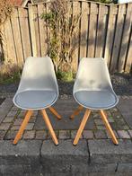 Set van 2 grijze stoelen met houten poten, Huis en Inrichting, Stoelen, Ophalen, Gebruikt, Twee, Grijs