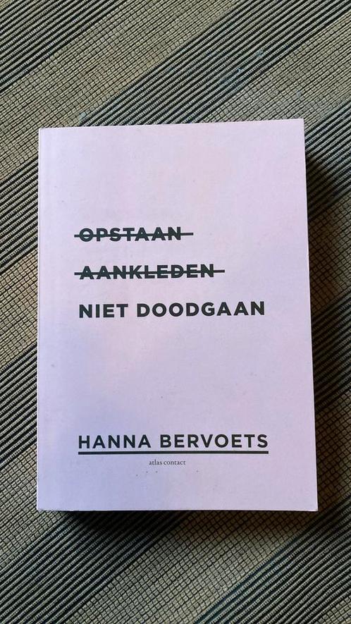 Hanna Bervoets - Opstaan, aankleden, niet doodgaan, Boeken, Essays, Columns en Interviews, Zo goed als nieuw, Ophalen of Verzenden