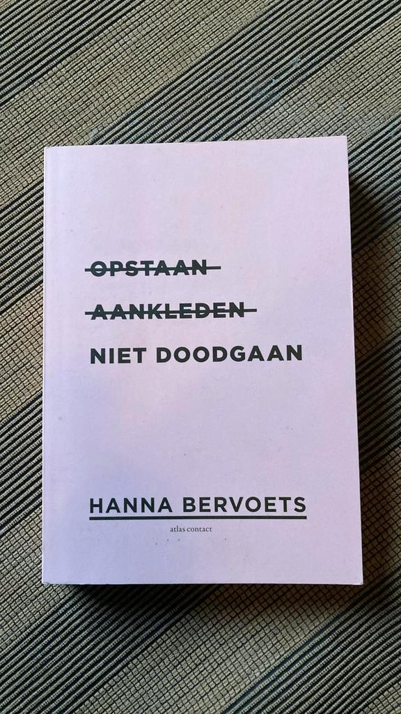 Hanna Bervoets - Opstaan, aankleden, niet doodgaan, Boeken, Essays, Columns en Interviews, Zo goed als nieuw, Ophalen of Verzenden