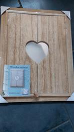 Houten spiegel met luikjes en hartvormige uitsparing, Minder dan 50 cm, Nieuw, Ophalen of Verzenden, Minder dan 100 cm