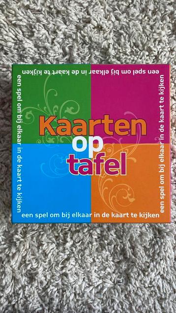 kaarten op tafel. beschikbaar voor biedingen