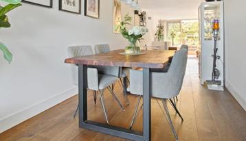 natuurlijke rand, massief houten tafel met metalen poten beschikbaar voor biedingen