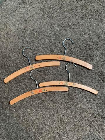 4 vintage houten kinder kledinghangers beschikbaar voor biedingen