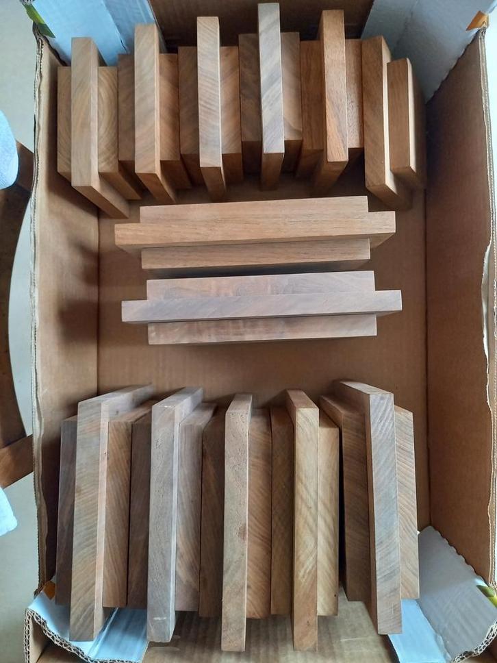 13 houten sokkels voor objecten, beelden, keramiek, Antiek en Kunst, Kunst | Overige Kunst, Ophalen of Verzenden