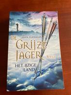 John Flanagan - Het ijzige land, Boeken, Ophalen of Verzenden, Zo goed als nieuw, John Flanagan