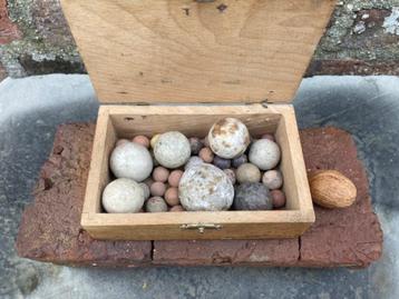 houten kistje met ongeveer 35 klei en steengoed knikkers  beschikbaar voor biedingen