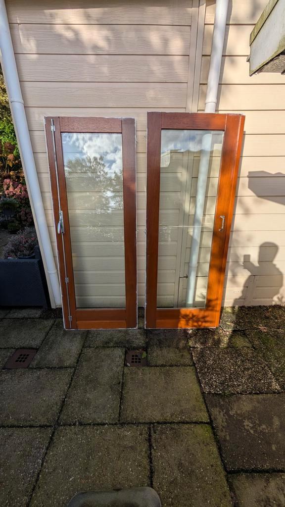Houten openslaande deuren met kozijn., Doe-het-zelf en Verbouw, Glas en Ramen, Gebruikt, Gevelraam of Ruit, 160 cm of meer, Ophalen