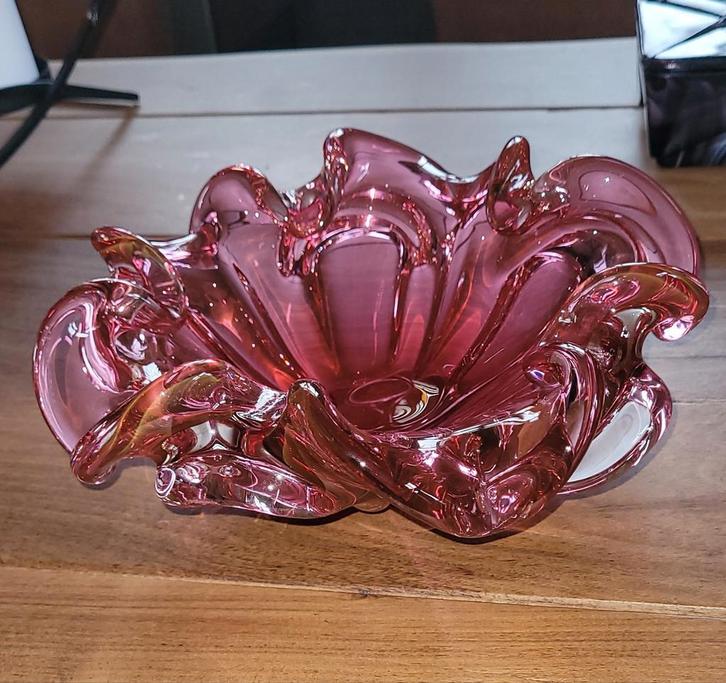 Eichholtz Triada Schaal - Roze Glas, Huis en Inrichting, Woonaccessoires | Schalen en Manden, Zo goed als nieuw, Schaal, Overige vormen